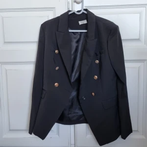 Blazer - Superfin blazer med knappar i nyskick. Strl L på lappen men passar mindre oxå om man vill ha den oversized❣ Köparen står för frakt.