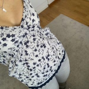 blommig topp  - blommig topp från tommy hilfiger, super fint skick💖