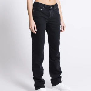 Lågmidjade jeans  - Säljer mina lågmidjade jeans från lager 157 då jag råkade köpa en för liten storlek. Jeansen heter icon och dom är superfina. För mer bilder eller annan information så kan du skriva till mig.