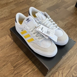 ADIDAS NORA - ADIDAS NORA BRAND NEW RETAIL: 999kr