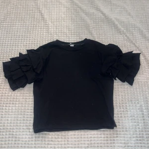 Trekvartsärm tröja  - Jättefin trekvartsärm tröja med volang ärmar!!🙌🏼😭