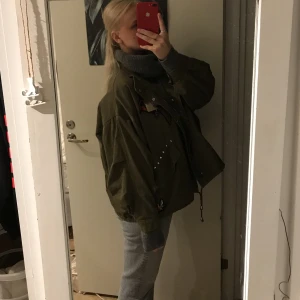 Jacka från hm - As cool jacka från hm med olika tryck.  200 kr plus frakt eller mötas i Stockholm💕
