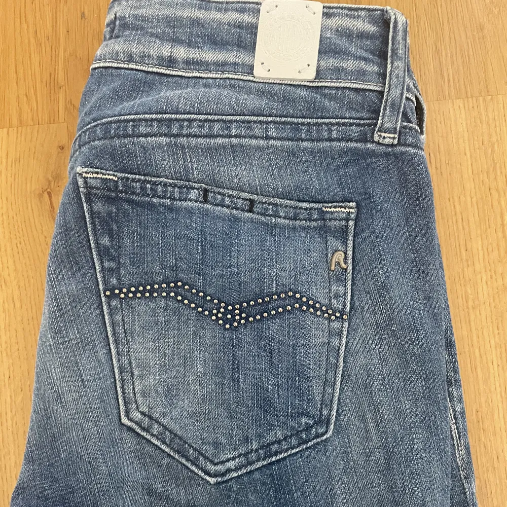 Säljer dessa snygga Replay jeans då dom är för små för mig. Köpta för ca 1200kr för några år sedan men endast använda några fåtal gånger. Det är bara att höra av sig vid funderingar!. Jeans & Byxor.