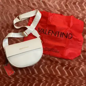 En helt ny oanvänd bara öppnad valentino väska. Skulle returneras men frakten kostade mycket därav är den helt ny och oanvänd. Köpt för 1000kr