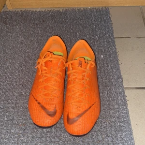 Fotbollskor - Nike Fotbollskor dom har blivit för små dom funkar bra skicka 8/10 priset kan diskuteras 