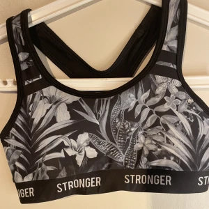 Sporttopp - Sport topp i stl xs säljer då den inte kommer till användning då den är för liten, knappast använd.