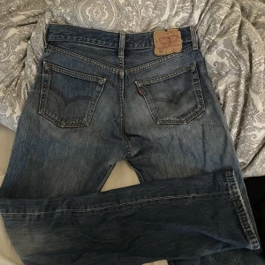 Levis 501 jeans - 501or från levis! Köpta second hand men används inte så säljer! Så snygga🫶Passar någon lång men går ju alltid att klippa/sy upp för någon kortare!