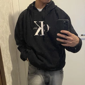 Svart Calvin klain hoddie  - En svart Calvin Klein hoodie. Storleken är XL men sitter ganska pösigt på mig. (Som referens är jag 165cm)
