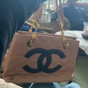 Väska  - Det här är en jätte fin väska bra skick. Säljs för att den inte kommer till andvändning 