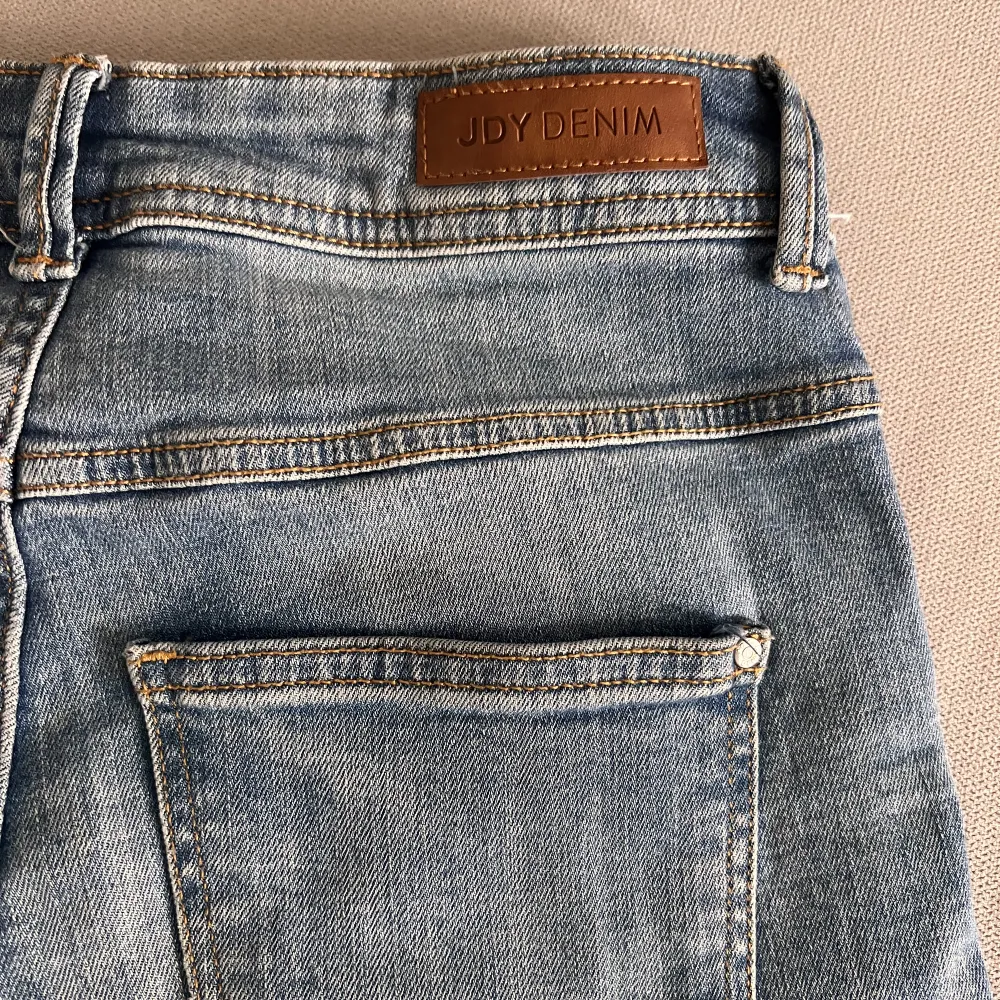 Snygga blåa bootcut jeans i fint skick🫶🏼. Jeans & Byxor.