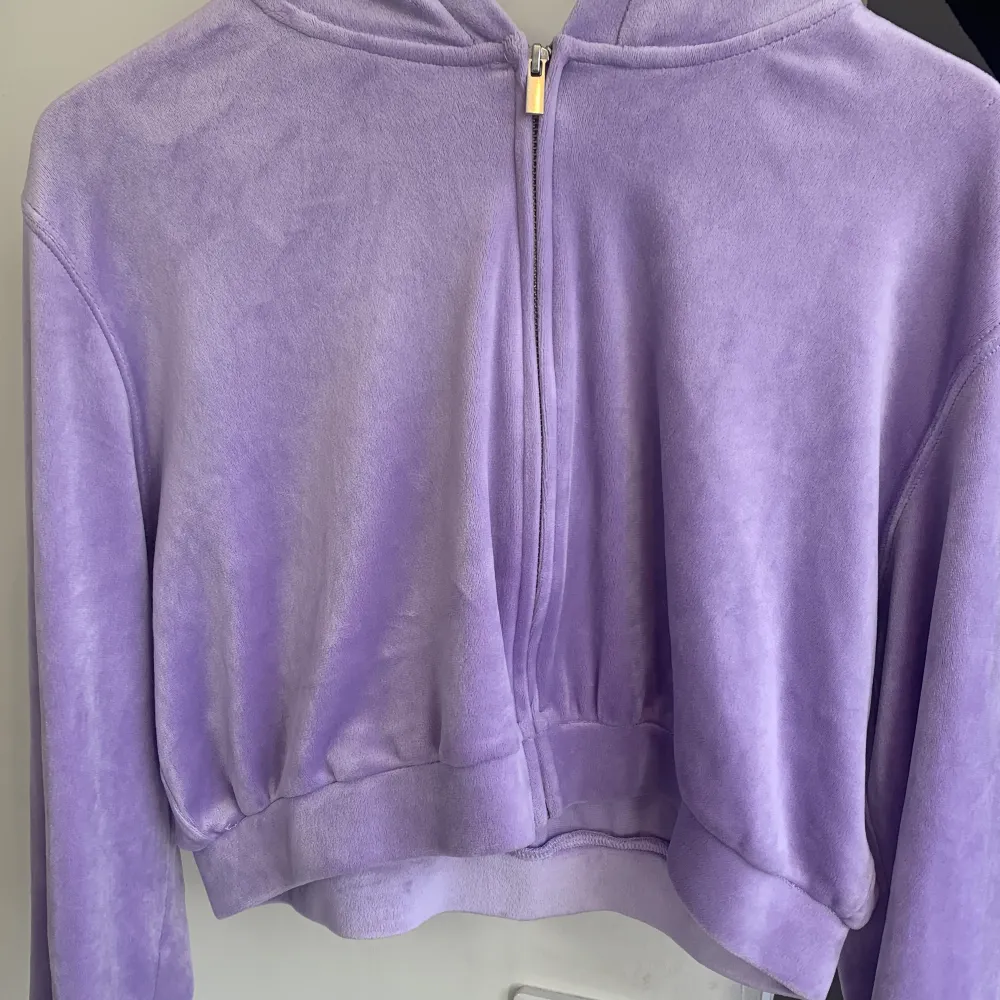 Snygga cropped zip hoodie från H&M, size M-L. Använd bara 1 gång. Hoodies.