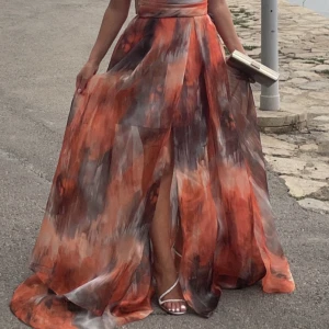 Organza klänning  - Organza tyg i bra skick använd  fåtal timmar .  3000kr utan frakt .