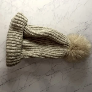 Mössa från SARA  - Mössa från SARA i nyskick. Beige. Hämtas i Lund eller skickas om köparen står för frakten 😄