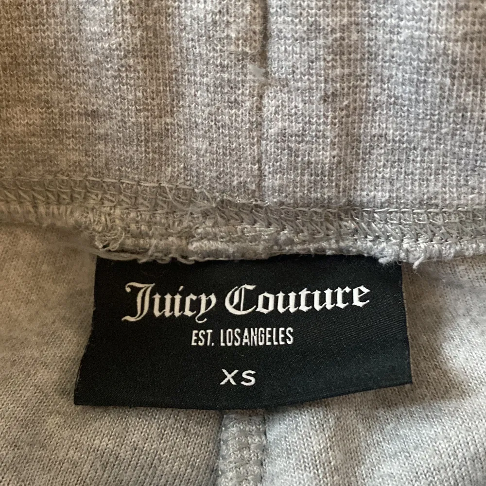 Ett par ljusgråa juicy couture byxor, i storlek XS. Använda ca 1-2 gånger💘. Jeans & Byxor.