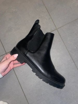 Skor från hm  - Säljer dessa skor ifrån Hm i storlek 41.  Använda ett fåtal gånger. Ser ut som ett par nya skor. 