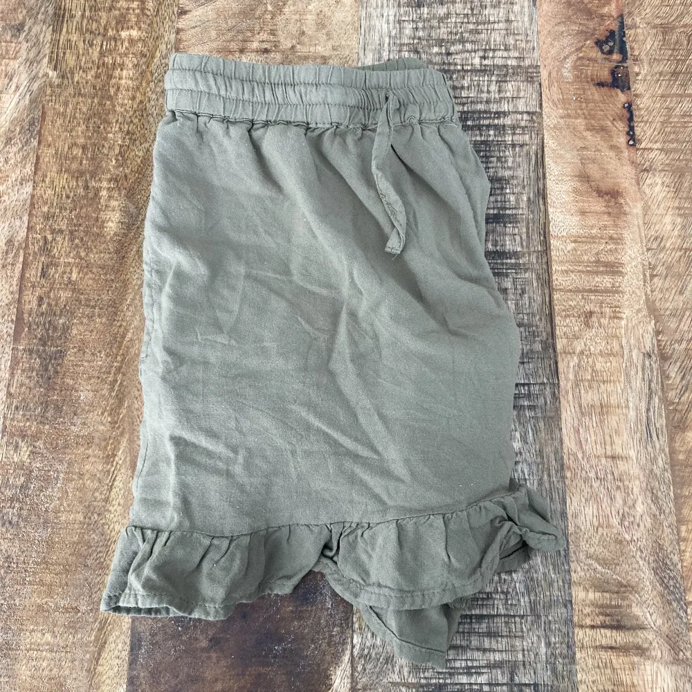 Säljer mina gröna short för att dom kommer inte till användning. Dom är i jätte bra  och sköna och tar inte mycket plats. Perfekt på sommaren. Dom har oxå volanger längst ner. Shorts.