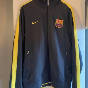 FC barcelona tränings zip tröja - Säljer min 100% äkta FCB zip tröja. Knappt använd. Skick 10/10.