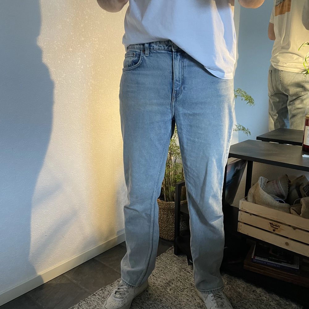 Weekday jeans Modell voyage Modell 195cm Skriv dm för frågor och bilder. Jeans & Byxor.