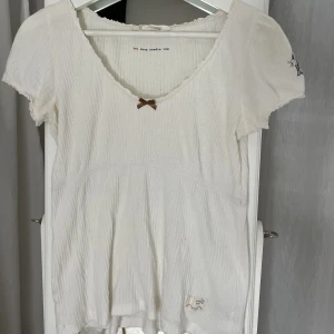 Odd molly topp - Säljer denna super söta Odd Molly topp! Super bra skick men kommer inte till användning! Kontakta mig för fler bilder! Passar storlek XS-M, storlek 0!🌸