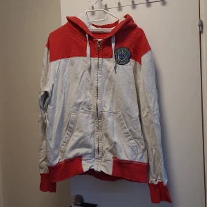 White and red h&m hoodie - Size M lightly used and in good condition hoodie. Feel free to contact us in Swedish or English. 