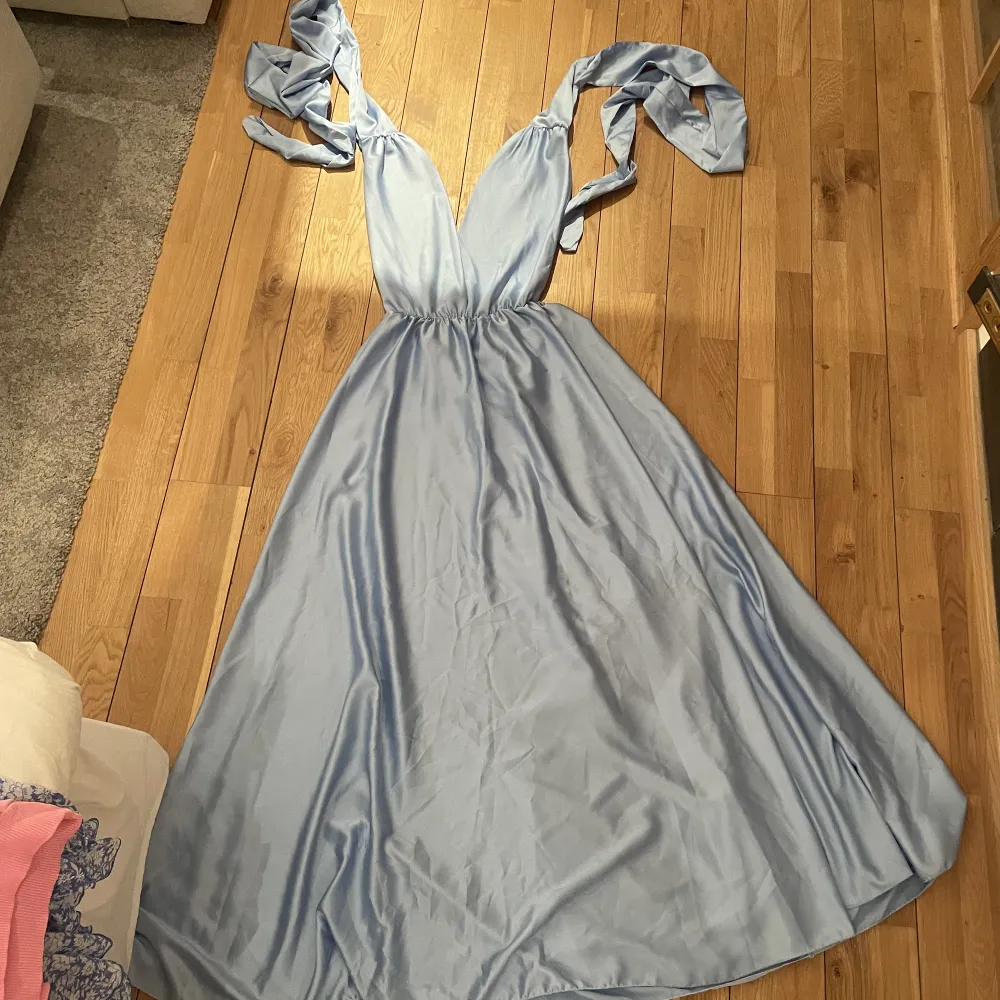 Fin blå klänning som man kan knyta på olika sätt, den är one size som passar alla💞 lappen är kvar. Klänningar.