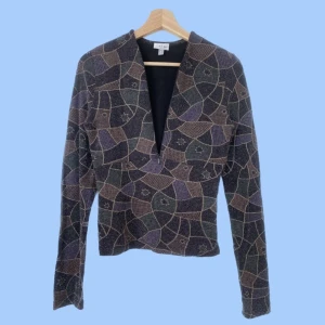 Långärmad festtopp - Långärmad glittrig och mönstrad tröja. Den är vintage. Den har dragkedja och mycket stretchigt tyg. Storleken är medium men skulle även passa en mindre L Hör av dig om du har frågor:) 