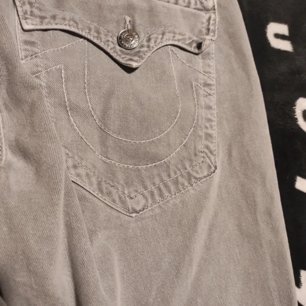 Asfeta True Religion jeans säljer så jag kan ha pengar. Jeans & Byxor.