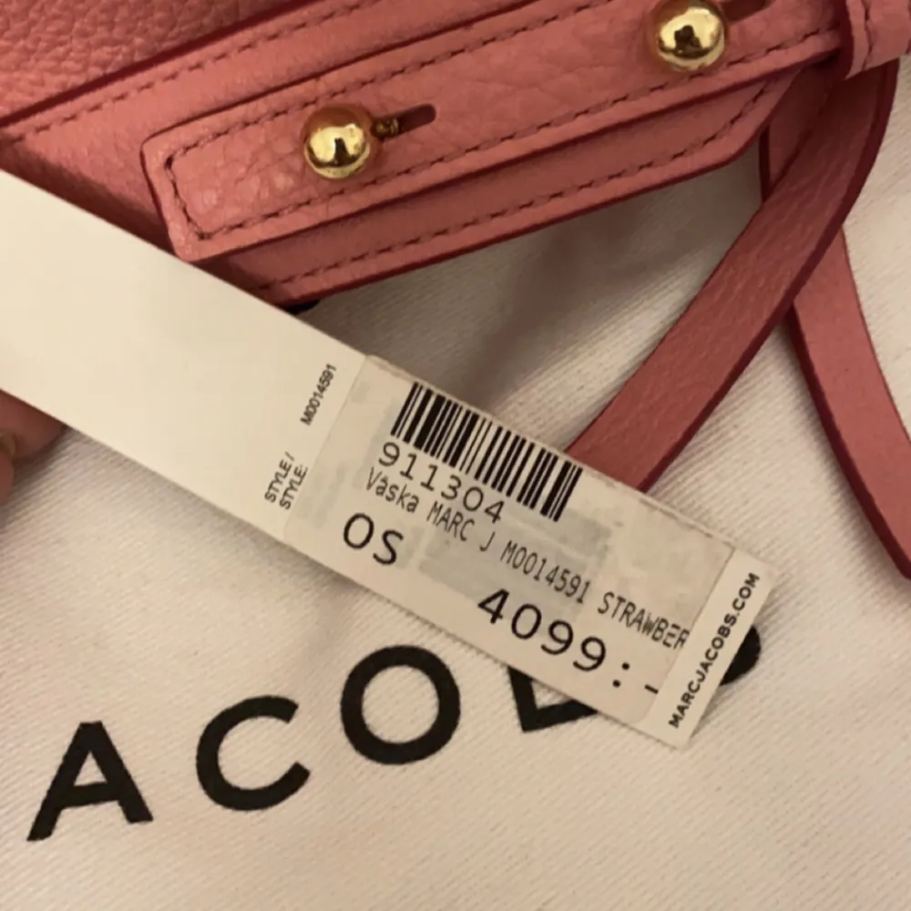 Jättefin oandvänd Marc Jacobs väska utan defekter💞, Alla prislappar kvar köptes för 4099kr🙌🏼💞. Väskor.