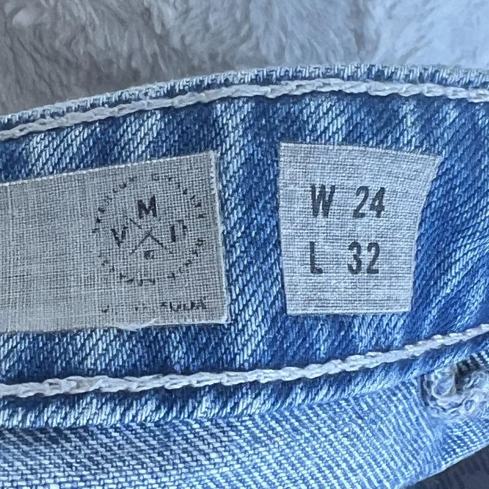 Supersnygga ljusa baggy jeans men som tyvärr är för långa för mig. Storlek W24 L32. Hör av er vid frågor eller fler bilder 🌸. Jeans & Byxor.