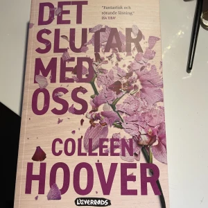 Bok: Det slutar med oss - Jag säljer denna jättefina och spännande boken! Den är läst en gång och är i jättebra skicka, inget är förstört eller liknade💗 boken är skriven är Colleen Hoover! Hör av er om ni har frågor!
