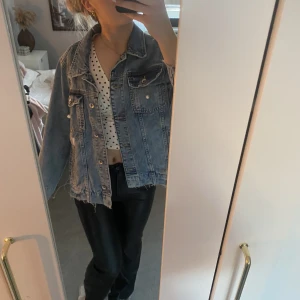 Jeansjacka - Snygg jeansjacka som tyvärr inte kommit till användning🥰de är en modell med lite kortare ärmar 