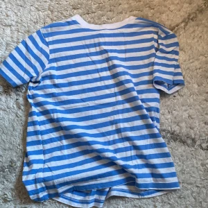Blå och vit-randig t-shirt  - Jättesöt tunn T-shirt, kommer tyvärr inte till användning🩷