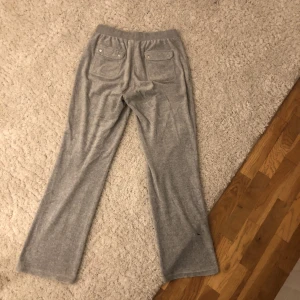 Juicy byxor - Jätte fina använda 2-3 gånger dem har 2 små svarta prickar på benen men annars jätte fina storlek M eller L jag är 165cm lång typ och lite för korta för mig 