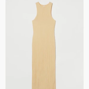 Gul klänning - Klänning från hm. Aldrig använd o har lappen kvar, säljer pga för genomskinlig.