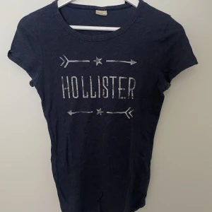 Hollister tröja  - Marinblå Hollister tröja. Knappt använd bra skick! Pris går att diskuteras och mer bilder vid begäran