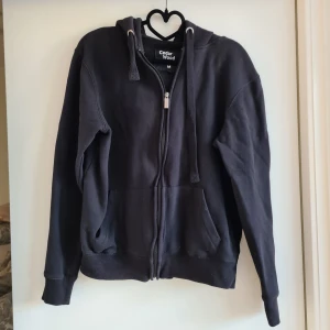 Hoodie - Svart munkjacka.  Gratis vid köp av något annat från mig.