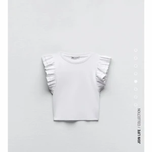 Volang topp - Vit ärmlös volang topp som är jätte fin till sommarn, gammal från zara, storlek s men passar xs, skriv privat för fler bilder