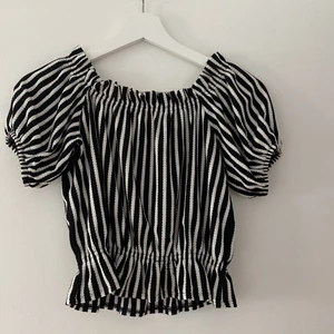 Svart vit tröja.  - Randig volang tröja i svart vit  Storlek XS. 