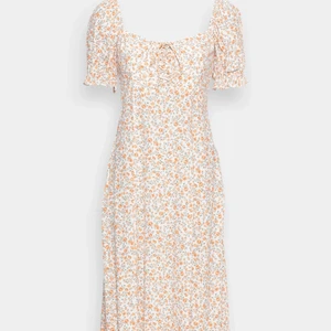 Sommar klänning - Säljer denna klänningen💕 köpt för 979 kr, säljer för 650 kr! stl 40, använd en gång. Köparen står för frakten