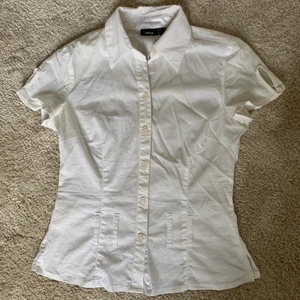 Vit kortärmad skjorta - Väldigt fint skick. Lite liten i storlek.