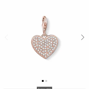 Thomas sabo berlock (Hjärta Pavé) - Säljer min jätte fina Thomas Sabo berlock, ordinarie pris 1099kr säljer för 550kr!!  Bra skick, kontakta mig om du vill ha fler bilder💗  Kolla min profil för fler berlocker!!!!
