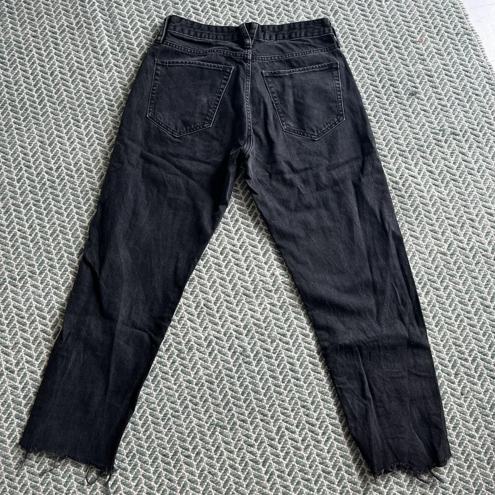 Svarta lågmidjade byxor från Vailent i modellen straight leg. Knappt använda!!Dem är avklippta och går till ankeln på mig som är 163 cm💛 köparen står för frakten <333. Jeans & Byxor.