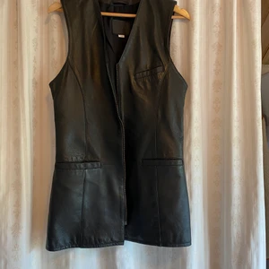 Väst - Väst i läder köpt second hand. Storlek 38 men skulle säga mer en 36