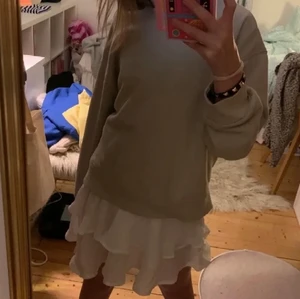 Volang kjol - EJ LÅNAD BILD! säljer denna kjolen ifrån shein Storlek xs