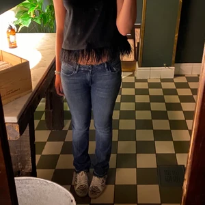 Lågmidjade jeans - Säljer mina helt nya jeans från Frame🙏 Dom är i modellen Le mini boot, storlek 26, dock väldigt stretchiga så passar upp till storlek 28 också🥰 Nypris: 2700kr, mitt pris: 700kr: (Säljer pga att jag har ett par exakt likadana som är på första bilden)🥰