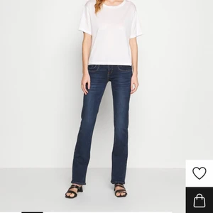 Ltb jeans - Ltb jeans i modellen valerie, säljer då de inte kommer till användning, aldrig använda och alla lappar är kvar , köpt för 829kr. De är väldigt mörk blåa, lite korta på mig som är 169