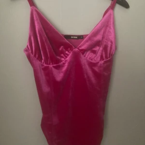 Bikbok body strl S - Snygg body som tyvärr inte kommer till användning.  Köparen står för frakt😇