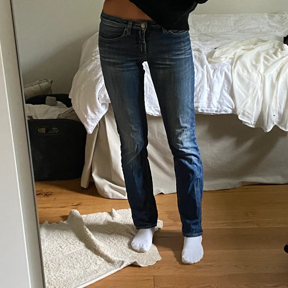 Sviiinsnygga lågmidjade raka jeans från Acne studios! Varit ett av mina absoluta favoritpar men nu blivit för små🥺 Hittar ingen storlek i men skulle säga XS. Midjemått ca 73 cm och innerbenslängden 79. För referens har jag oftast S och är 170 cm. . Jeans & Byxor.