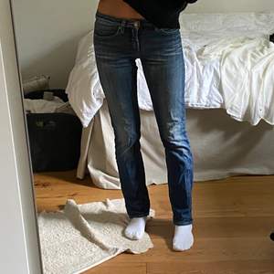 Sviiinsnygga lågmidjade raka jeans från Acne studios! Varit ett av mina absoluta favoritpar men nu blivit för små🥺 Hittar ingen storlek i men skulle säga XS. Midjemått ca 73 cm och innerbenslängden 79. För referens har jag oftast S och är 170 cm. 