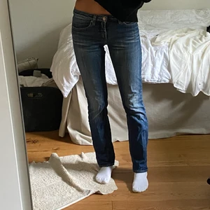 Acne jeans - Sviiinsnygga lågmidjade raka jeans från Acne studios! Varit ett av mina absoluta favoritpar men nu blivit för små🥺 Hittar ingen storlek i men skulle säga XS. Midjemått ca 73 cm och innerbenslängden 79. För referens har jag oftast S och är 170 cm. 